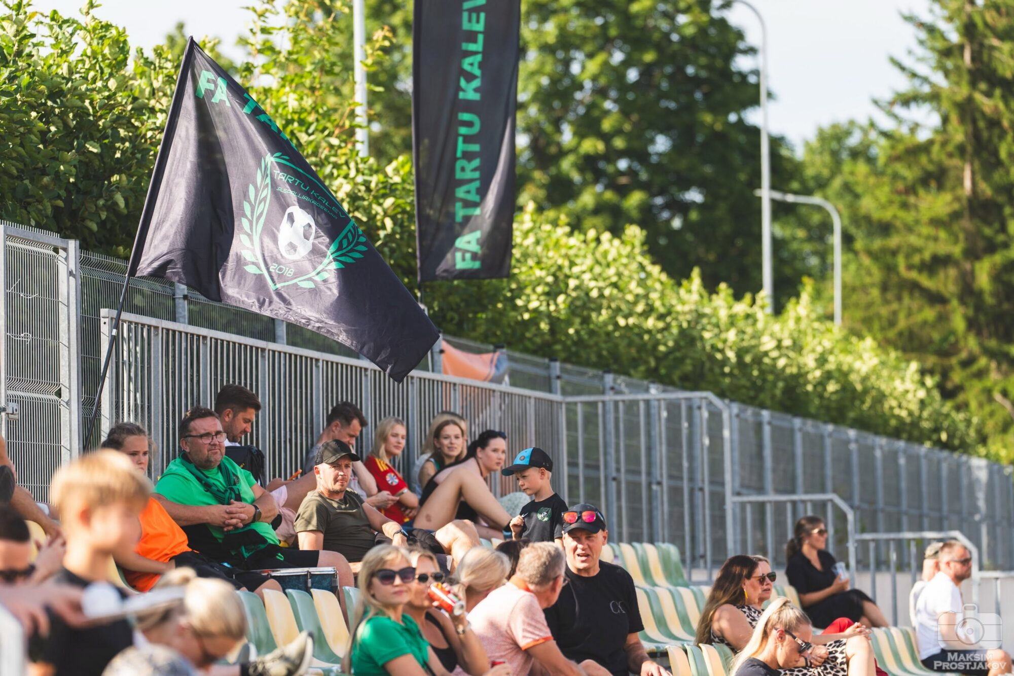 Tartu Kalevi pealtvaatajad tribüünil klubi lippude all